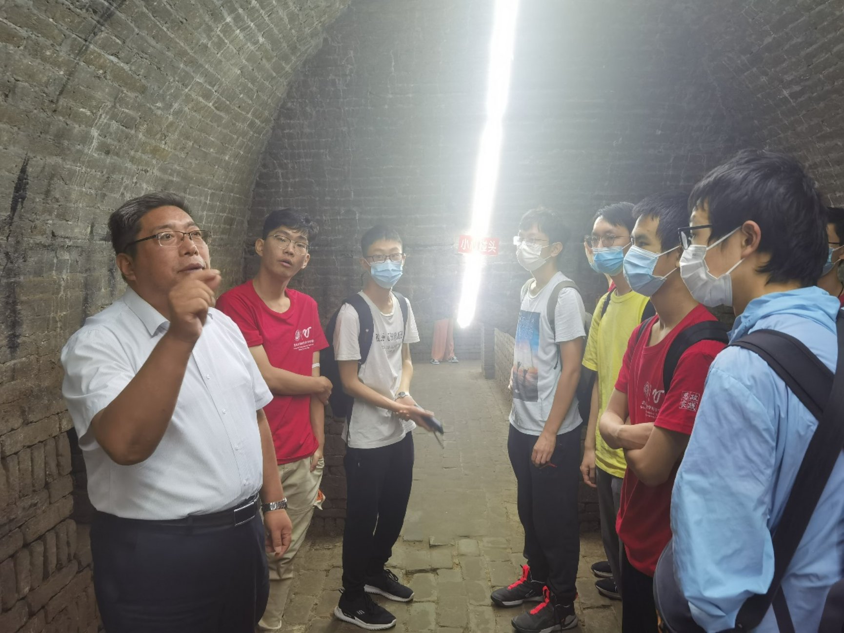 一群人站在墙边
中度可信度描述已自动生成